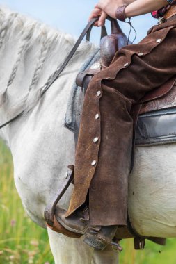 kovboy'nın Batı sürme önyükleme teşvik ile önyükleme yapar ve beyler. Stirrups bacaklarda. Spurs