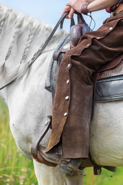 Bota Montar Vaquero Occidental Con Botas Espolón Chaps Piernas Estribos —  Fotos de Stock