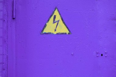 Uyarı işareti ile mor boya ile boyanmış metal yüzey 