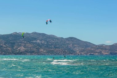 13.07.2014. Yunanistan. Kandiye. İki kişi kitesurfers