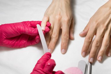 Manikürcü kadına çivi çaktır.. 