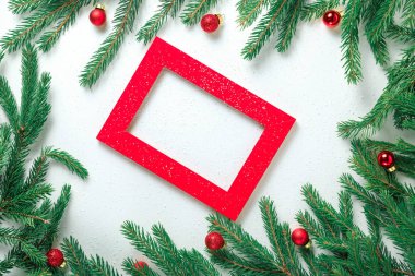 Beyaz yeni yıl arka plan. Dalları bir köknar ağacı ve kırmızı çerçeve