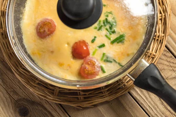 Domates ve yeşil soğan ile lezzetli ve besleyici omlet — Stok fotoğraf