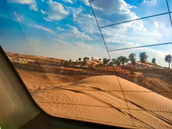 4 * 4 Safari todoterreno en SUV en el desierto árabe de arenas naranjas y rojas — Foto de Stock