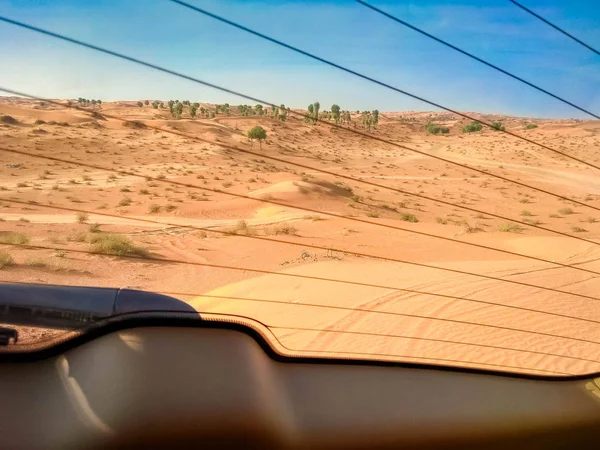 Safari fuoristrada sui SUV nel deserto arabo di sabbia rosso arancio — Foto Stock