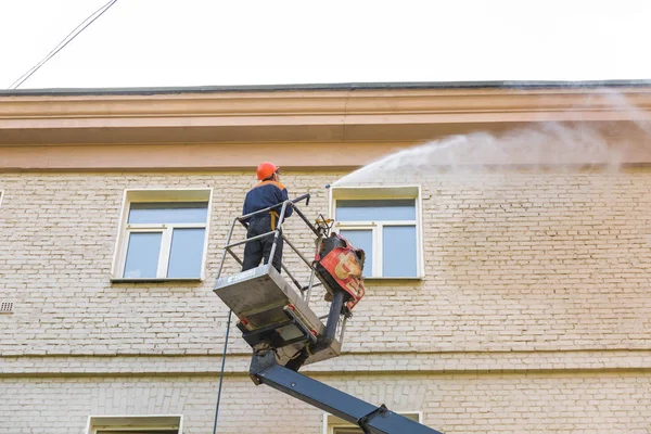 22.05.2019 Rusya, Moskova. belediye hizmetleri çok katlı binanın bir cephe yıkıyor