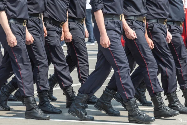 पुरुषों पुलिस एक रूप में और भारी सेना जूते एक प्रणाली चलते हैं — स्टॉक फ़ोटो, इमेज