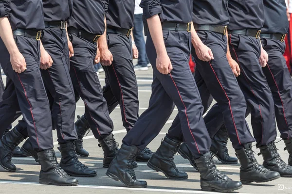 Erkek polis bir form ve ağır ordu botları bir sistem yürümek