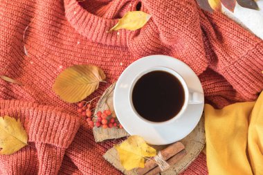 Sonbahar bakmak: sıcak rahat kırmızı kazak ve Bir fincan ısınma kahve