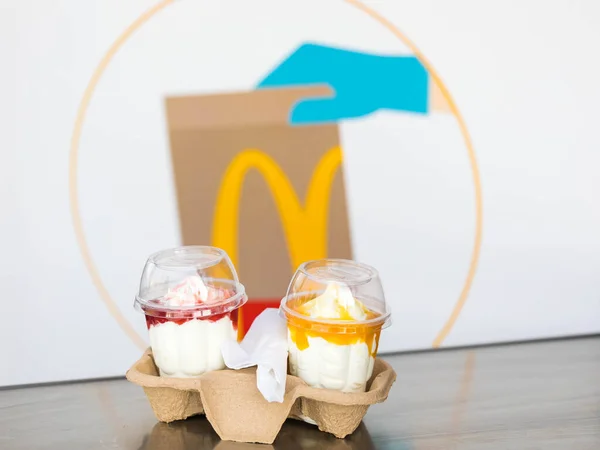 18.06.2020 Rusya, Moskova. McDonalds restoranı. Coronavirus zamanında iş.
