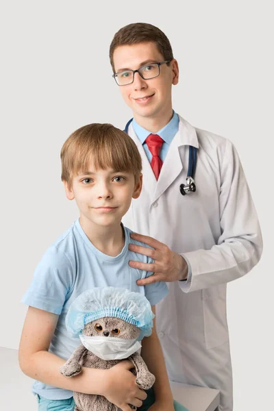 Οικογενειακή ιατρική έννοια, παιδογιατρός. Προσωπογραφία ενός γιατρού και ενός ειρηνιστή παιδιού. — Φωτογραφία Αρχείου