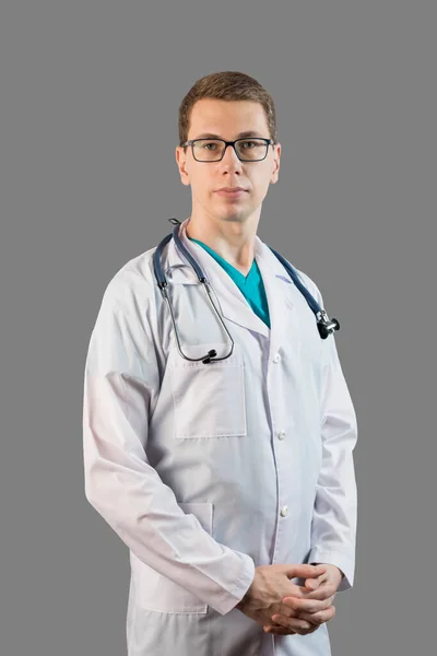 Steteskoplu beyaz bir doktor. İzole edilmiş arkaplan — Stok fotoğraf