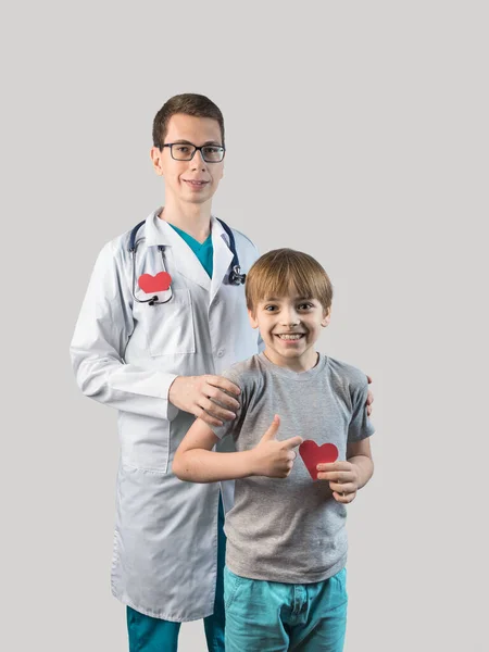 Médico e bebê paciente com símbolo de coração — Fotografia de Stock