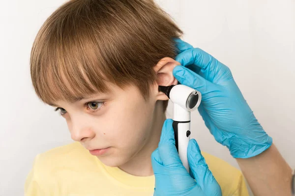 Pediatra examina orelhas de crianças com um osciloscópio na clínica — Fotografia de Stock