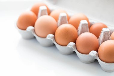 Bir kutuda 10 yumurta için büyük kahverengi tavuk yumurtası. Kutu açık, Kopyalama Uzayı