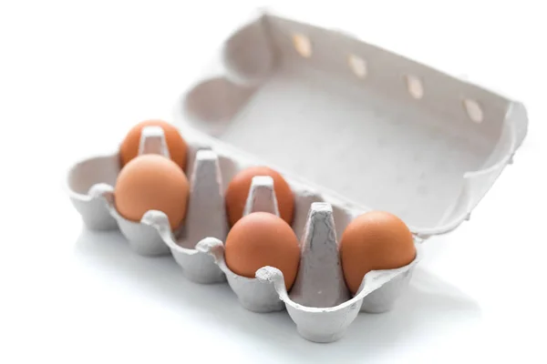 Grote bruine kippeneieren in een doos voor 10 eieren. De doos is open, Copyspace — Stockfoto