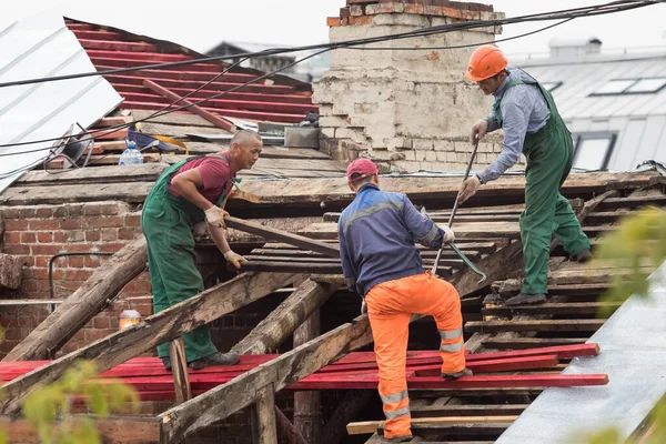 30.08.2020 Russia, Moscow. Replacing the roof in an apartment building . Workers dismantle the roof — Stock Photo, Image