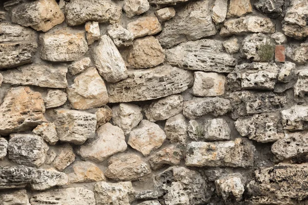 오래 된 돌의 오래 된 벽의 배경. 멜빵 한 표면. 크기와 모양이 다른 돌들 — 스톡 사진