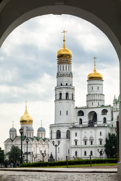 View of Ivan the Great Bell Tower of the Moscow Kremlin through the arch of the gate of the Spasskaya Tower — Stock Photo, Image