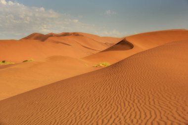 Yüksek kırmızı kum tepeleri Namib Çölü, Namibya, Afrika ile Sossusvlei tuz pan.