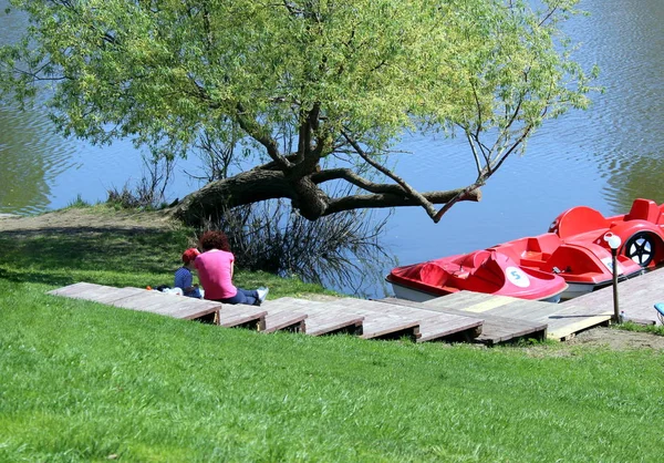 Mutter Und Tochter Sitzen Ufer Und Ruhen Sich Aus — Stockfoto