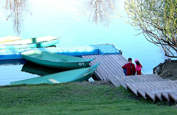 Padre Hija Están Sentados Los Barcos — Foto de Stock