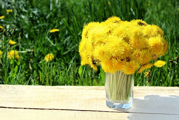 春の黄色いタンポポの花束 — ストック写真