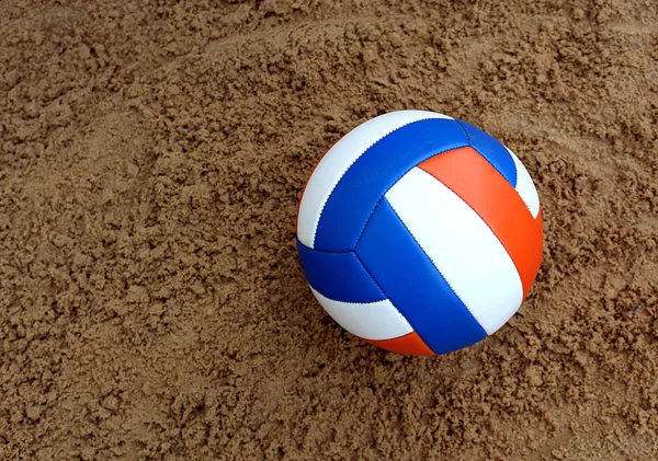 Voleybol topu kumun üzerinde yatıyor ve onun oyuncu için bekler