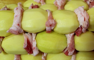 şişleri kömüre yemek pişirmek için yağ ile ham patates