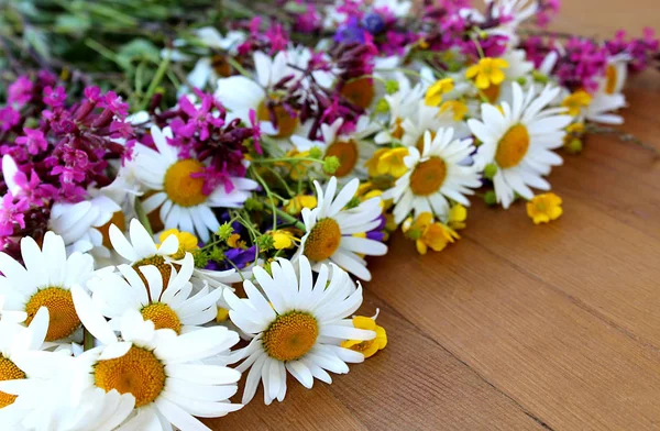 Boeket Van Wilde Bloemen Liggend Een Tafel — Stockfoto