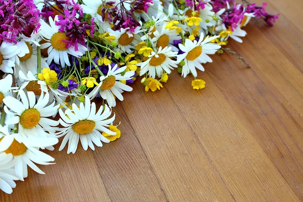 Boeket Van Wilde Bloemen Liggend Een Tafel — Stockfoto