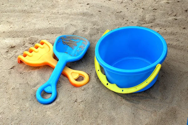 Schaufel Harke Und Eimer Liegen Auf Dem Sand — Stockfoto