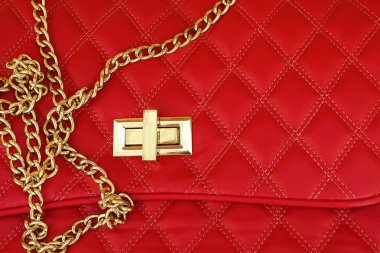 bir raptiye ve zincir ile kırmızı deri bir çanta parçası