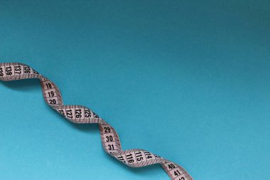 mavi bir arka plan kasette bükülmüş santimetre