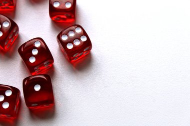 Kırmızı zar küpleri ile beyaz noktalar sayılar