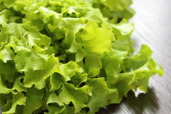 masanın üzerine sulu Yeşil taze salata konuyor