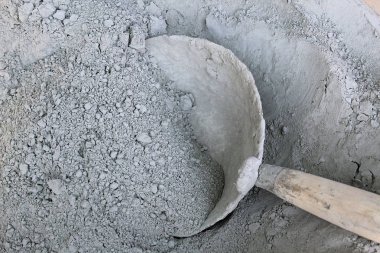 harç için gri bir kova ile çimento