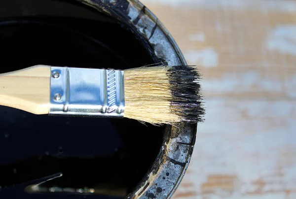 Pintura Negra Con Pincel Para Pintar Superficies — Foto de Stock