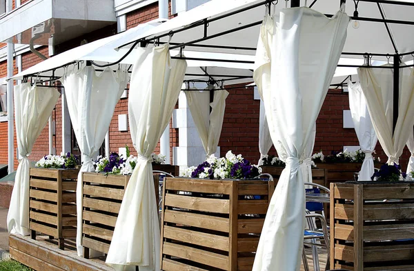 bir veranda bir gölgelik altında bir kafede