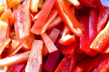 doku doğranmış kırmızı tatlı biber arka planını şeritler