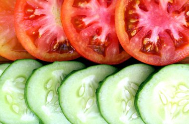  taze salatalık ve domates dilimler halinde kesin