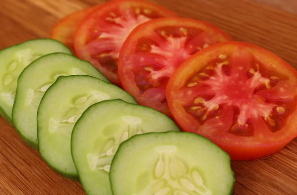 Świeże Ogórki Pomidory Pokroić Plasterki — Zdjęcie stockowe