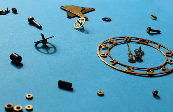Detalles Relojes Antiguos Están Dispersos Mesa —  Fotos de Stock