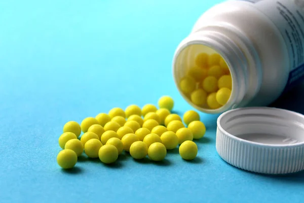 Tıbbi sarı yuvarlak vitamin hapları ambalajında