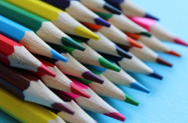 masanın üzerinde yatan keskin zemin renkli kaandashi