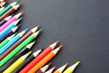 masanın üzerinde yatan keskin zemin renkli kaandashi