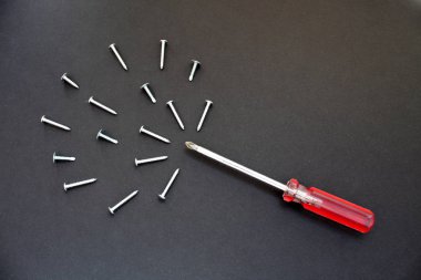 Vida ve bir tornavida masaya vardır