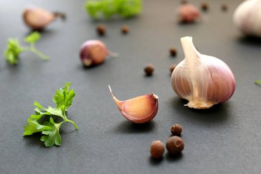 Natürmort dolmalık biber ve sarımsak karanfil maydanoz