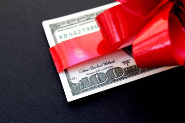 para dolar bir hediye bir yay sarılmış