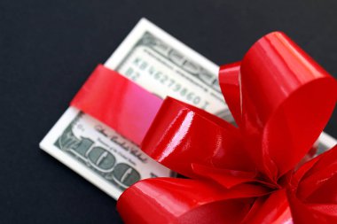 para dolar bir hediye bir yay sarılmış